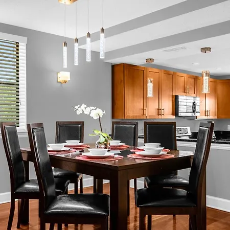 Cozy & Elegant 4Br Enchanted Townhouse - 1 Mile To Disney With Resort Pool, Gym, & Jacuzzi